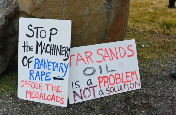 Offloading protest signs at the Port of Wilma (Tom Hansen photo)