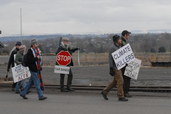 Marching at the tar sands megaload-tardy Port of Wilma (Greg Mack photo)